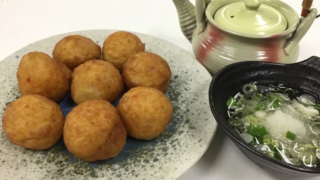 白出汁で食べる揚げたこ焼き