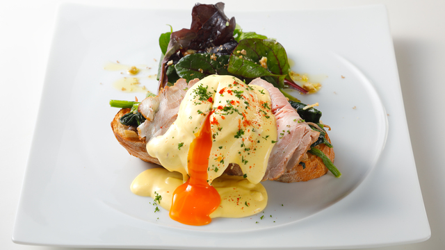 ライ麦ブレットのエッグベネディクト風 オープンサンド