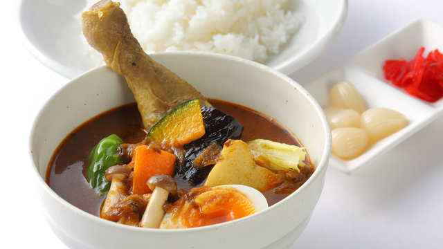 骨付き鶏もも肉のスープカレー